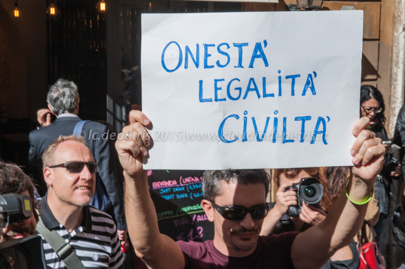Manifestazione supporter Marino davanti alla Direzione Nazionale PD 12/10/2015