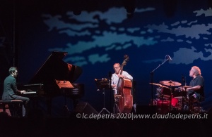 Julian Oliver Mazzariello Trio, Casa del Jazz 4/8/2020