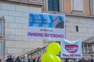 Sostenitori del sindaco Marino in piazza del Campidoglio 25/10/2015