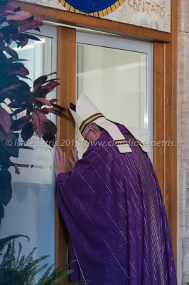 Papa Francesco apre la Porta Santa all'Ostello Diocesano della Carità, 18/12/2015 