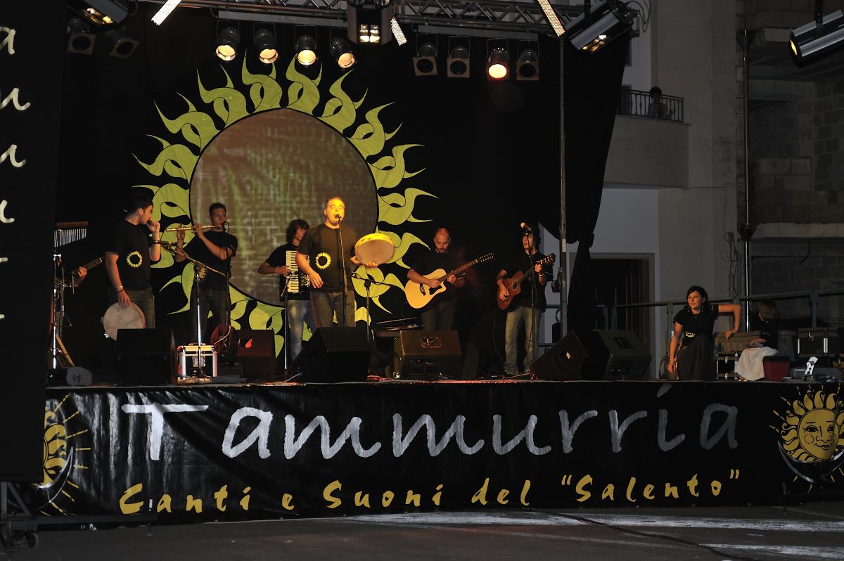 Taviano (Salento)  estate 2010 concerto dei Tammurria - Canti e suoni del Salento con una grande partecipazione popolare