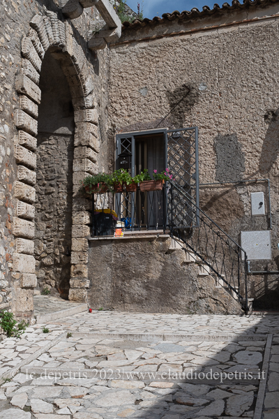 Porta di ingresso a "Montaterra", la parte antica del paese