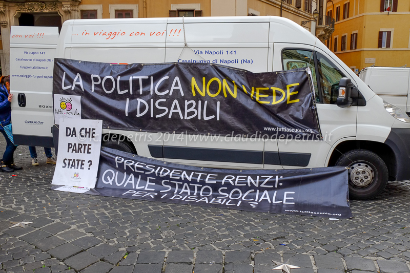 sit in onlus napoletana "tutti a scuola"  piazza montecitorio 5/11/2014