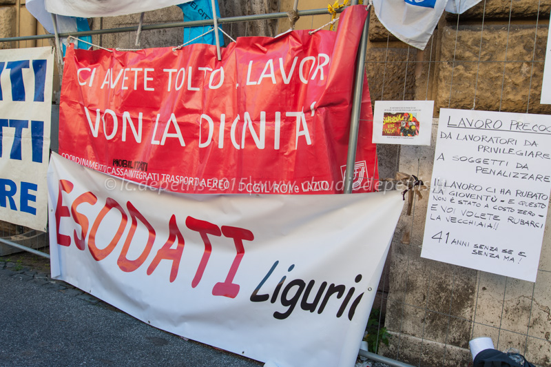 Sindacati manifestano davanti al MEF in Roma in favore degli esodati  