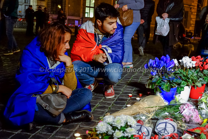 Fiori davanti all'Ambasciata francese a Roma, dopo gli attacchi terroristici a Parigi, 14/11/2015