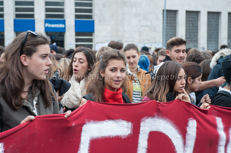 Manifestazione studenti medi nella giornata internazionale per il diritto all'educazione, 17/11/2015