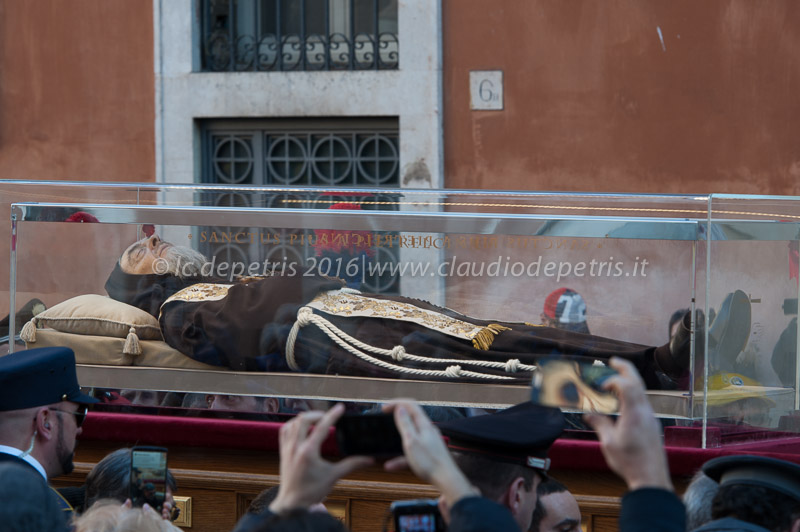 I resti di San Pio e San Leopoldo Mandic in processione a San Pietro, 5/2/2016 