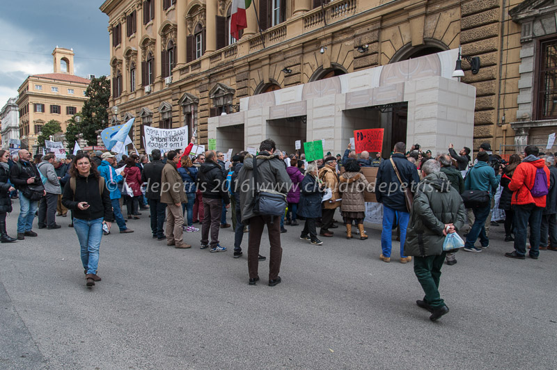 Risparmiatori protestano davanti al Ministero dell'Economia 16/3/2016 