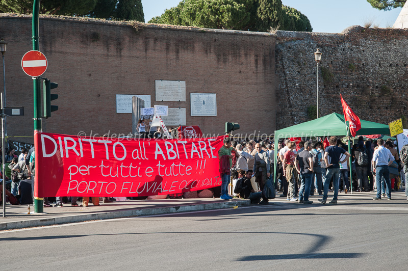 I movimenti per il diritto all'abitare in presidio a Porta san Paolo,14/4/2016