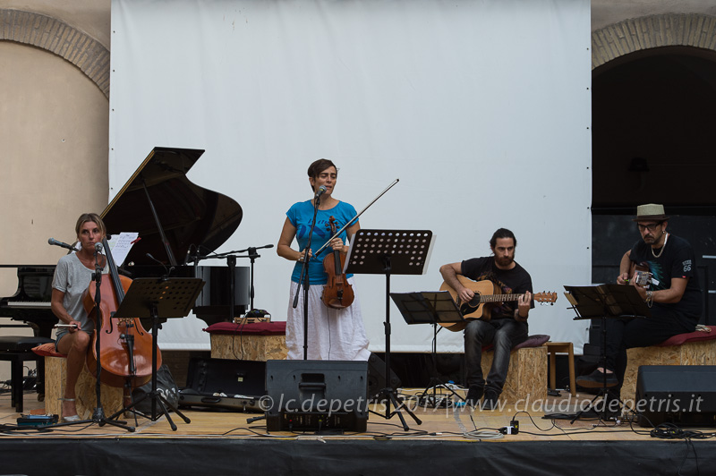 Giovanna Famulari al violoncello, Vanessa Cremaschi al violino, Andrea Iannicola ed Egidio Marchitelli alla chitarra, durante il check