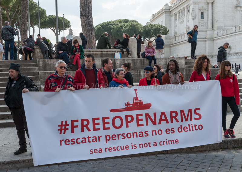 Manifestanti con lo striscione della ONG Open Arms in Piazza Madonna di Loreto contro il sequestro della nave della ONG disposta dalla Procura di Catania ed ormeggiata nel porto di Pozzallo in provincia di Ragusa