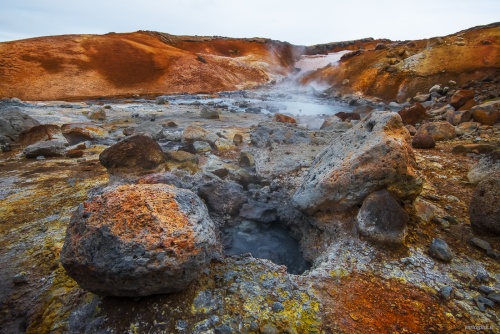 Zona geoternica di Seltùn - (Seltùn geotermal area)  - Fumarole, pozze di fango, solfatare scintillano di riflessi iridescenti grazie ai minerali contenuti nel suolo.
Islanda 2015